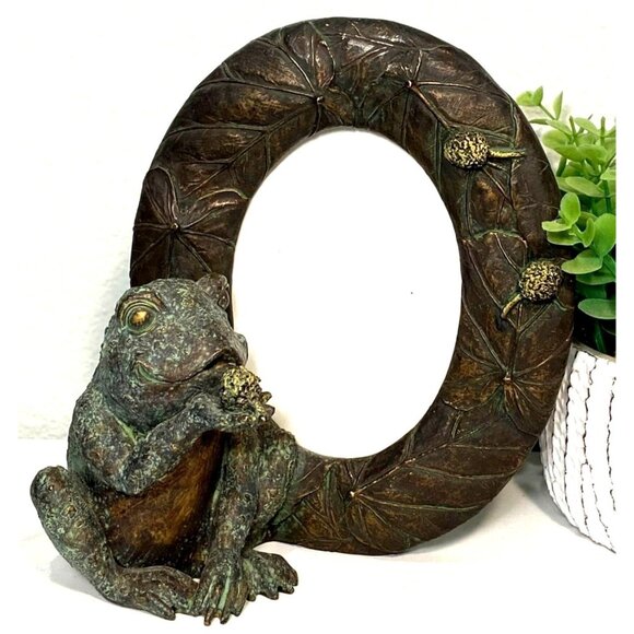 Frog Sitting With Oval Shaped Picture Frame Resin Photo Size 3x5 - Picture 1 of 5